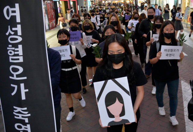 17일 오후 대구 중구 동성로에서 열린 강남역 여성혐오 살인사건 1주기 추모제에서 참가자들이 침묵행진을 하고 있다. 우태욱 기자 woo@msnet.co.kr