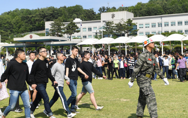 15일 해병대교육훈련단의 올해 첫 신병 입영문화제가 진행되고 있다. 해병대교육훈련단 제공