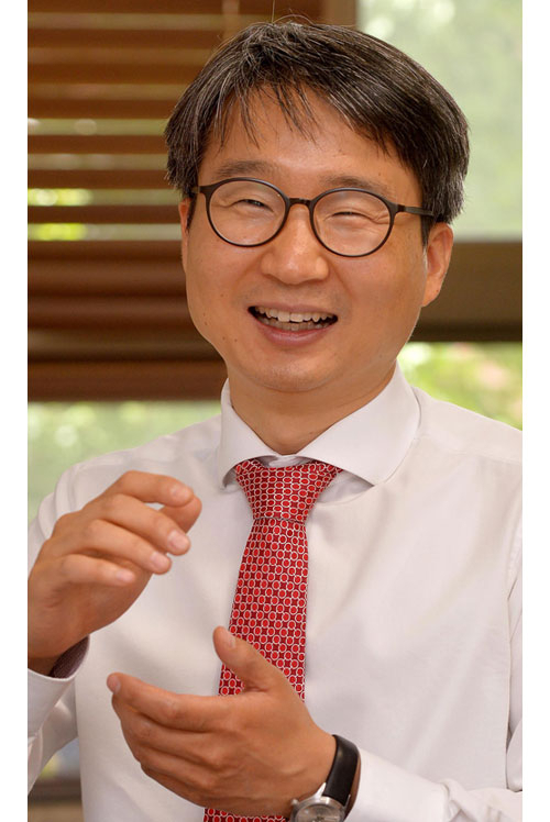 *박한우 교수 프로필 미국 뉴욕주립대학교 (SUNY-Buffalo) 정보학부 커뮤니케이션학과 박사 서울대학교 신문학과(현 언론정보학과) 석사 한국외국어대 신문방송학과 학사 영남대 사이버감성연구소 소장 영국 옥스퍼드인터넷연구소(OII) 방문연구원 네델란드왕립아카데미(NIWI-KNAW) 상임연구원 한국정보화진흥원 정책연구원