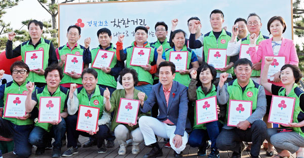 이강덕(앞줄 왼쪽에서 다섯 번째) 포항시장, 신혜영(뒷줄 오른쪽) 경북공동모금회 사무처장, 포항 설머리 물회지구 착한가게 대표들이 기념촬영을 하고 있다. 경북공동모금회 제공
