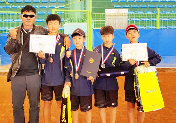 전국 정구대회에 출전한 봉화 동양초 정구부 학생들이 준우승을 차지한 후 파이팅을 외치고 있다. 동양초 제공