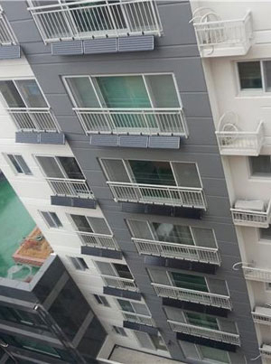 대구시는 다음 달 20일까지 아파트와 단독주택을 대상으로 미니태양광 발전설비 신청을 받는다. 미니태양광 발전설비가 설치된 아파트.