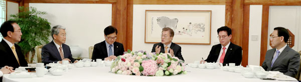 문재인 대통령이 19일 낮 청와대 상춘재에서 열린 여야 5당 원내대표와의 첫 오찬 회동에서 대화하고 있다. 왼쪽부터 정의당 노회찬
