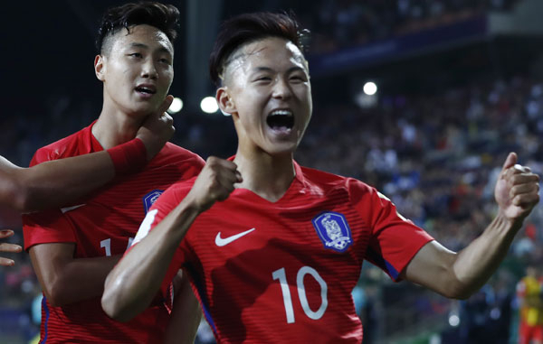 20일 오후 전북 전주월드컵경기장에서 열린 2017 국제축구연맹(FIFA) 20세 이하(U-20) 월드컵 조별리그 A조 대한민국과 기니의 경기. 한국 백승호(왼쪽)가 팀 세번째 골을 넣고 동료선수들과 환호하고 있다. 오른쪽은 이승우. 2017.5.20 연합뉴스