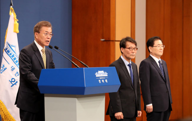 문재인 대통령이 21일 청와대 춘추관 대브리핑실에서 김동연 경제부총리 후보자 등 일부 내각과 청와대 참모진 인선을 발표하고 있다. 왼쪽부터 문 대통령, 장하성 정책실장, 정의용 국가안보실장. 2017.5.21 연합뉴스