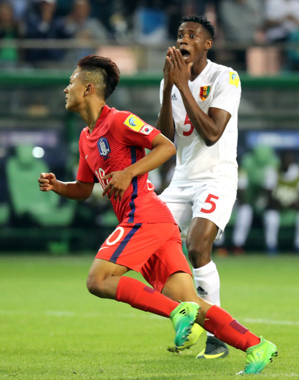 20일 전주월드컵경기장에서 열린 2017 국제축구연맹(FIFA) 20세 이하(U-20) 월드컵 조별리그 A조 한국과 기니의 경기에서 한국 이승우가 선취골을 넣고 환호하자 기니 선수가 크게 실망하고 있다. 연합뉴스