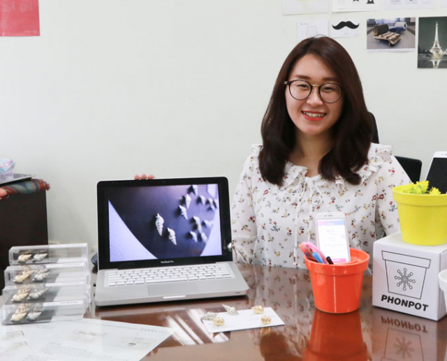 고혜진 씨가 자신이 개발한 제품을 선보이고 있다.