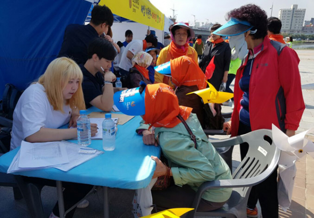 호산대 물리치료과 학생들이 부스를 방문한 할머니들에게 맞춤형 상담을 하고 있다.