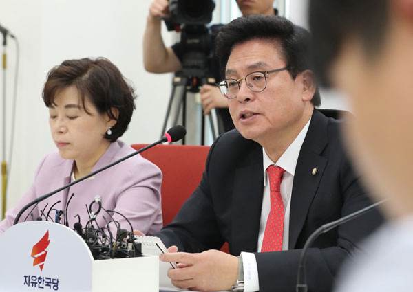 정우택 자유한국당 원내대표 겸 대표 권한대행이 19일 오후 국회 당 대표실에서 문재인 대통령과 여야 5당 원내대표 간 회동 내용에 대해 브리핑하고 있다. 연합뉴스