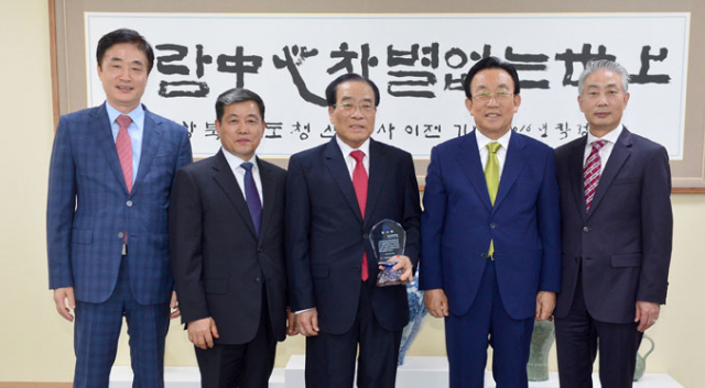 김관용(오른쪽 두 번째) 경북도지사는 22일 도지사실에서 예천 학생들에게 장학사업을 하는 이소환(오른쪽 세 번째) 소산장학문화재단 이사장에게 감사패를 전달했다. 경북도 제공