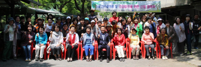 한국여성경제인협회 대구경북지회는 18일 여성 CEO 100여 명이 참석한 가운데 비슬산에서 산행월례회를 가졌다. 한국여성경제인협회 대경지회 제공