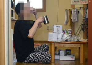 이준열(가명) 씨가 약을 먹고 있다. 간 이식 수술을 받은 이 씨는 후유증을 막으려고 하루에 10번 약을 챙겨 먹어야 한다. 성일권 기자 sungig@msnet.co.kr