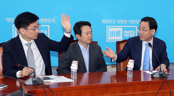 주호영(오른쪽) 바른정당 원내대표 겸 당 대표 권한대행이 22일 오전 국회 당 대표실에서 열린 의원 전체회의에서 김세연(왼쪽) 사무총장에게 발언을 권하고 있다. 가운데는 남경필 경기도지사. 연합뉴스