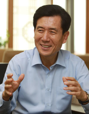 철강 중심의 지역 산업구조를 다변화해야 한다고 강조하는 이강덕 포항시장은 ▷바이오산업 ▷신소재산업 ▷로봇산업 ▷해양