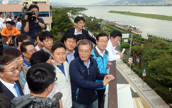 문재인 대통령은 다음 달부터 4대강에 있는 보를 상시개방하고 4대강 사업 정책 결정 및 집행 과정에 대한 정책감사를 진행할 것을 지시했다. 사진은 2016년 8월 문재인 대통령이 민주당 부산