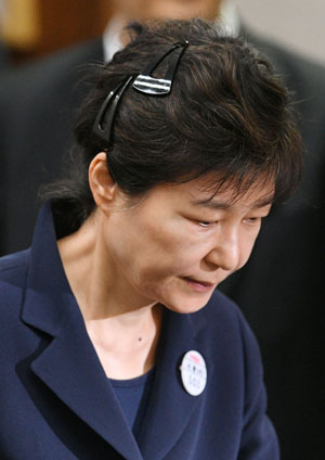 23일 서울중앙지법 417호 대법정에서 열린 첫 재판에 박 전 대통령이 플라스틱 재질의 큰 집게 핀 1개로 머리 전체를 고정하고, 나머지 머리핀 3개로 흘러내리지 않도록 한 올림머리를 하고 법정에 나왔다. 사진공동취재단