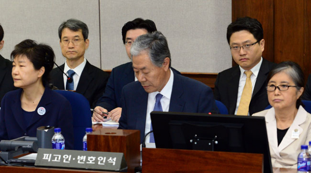 박근혜 전 대통령의 첫 재판이 열린 23일 오전 서울중앙지법 417호 법정에서 박 전 대통령이 40년 지기 