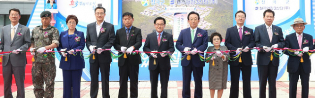 왜관3일반산업단지 준공식 참석자들이 준공 테이프 커팅을 하고 있다. 칠곡군 제공