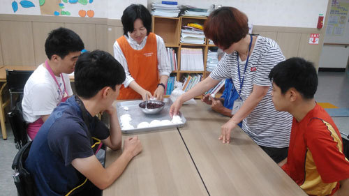 조선족 출신 다문화 교사 서영순 씨가 장애인 제자들과 함께 중국 음식을 만들고 있다. 울진군다문화센터 제공