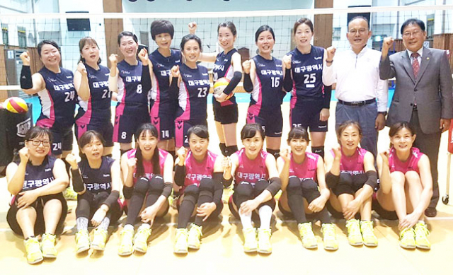 대구시어머니배구단 단원들이 경북대학 사대부속중학교 예체능관에서 훈련을 끝낸 뒤, 힘차게 파이팅을 외치고 있다. 선수단은 선수 출신과 아마추어 동호인 각각 50%씩 30명으로 구성되어 있다. 대구시어머니배구단 제공