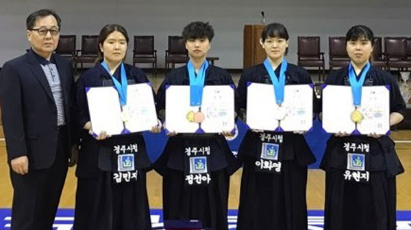 경주시청이 22일 충북 옥천군체육센터에서 열린 제2회 회장배 전국 실업검도대회에서 개인전과 단체전을 석권했다. 단체전에서 우승한 경주시청 선수들(사진 왼쪽부터 이상환 감독
