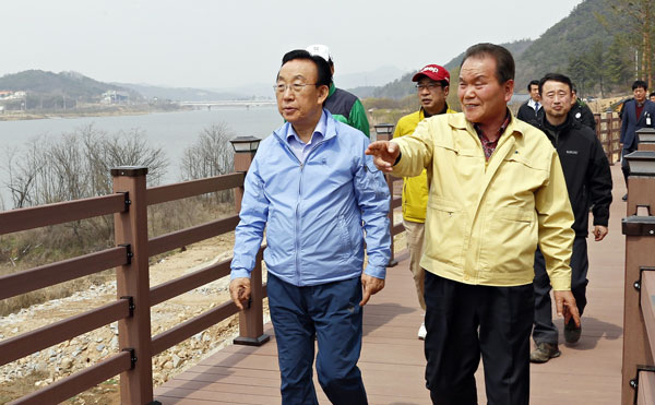 김관용 경북도지사가 지난해 3월 상주 사벌면을 찾아 이정백 상주시장의 안내를 받으며 경북도농업기술원 이전 후보지를 둘러보고 있다. 상주시 제공