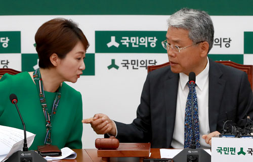 김동철(오른쪽) 국민의당 대표 권한대행 겸 원내대표가 23일 오전 국회 원내대표실에서 열린 원내대책회의에 참석해 이언주 원내수석부대표와 논의하고 있다. 연합뉴스