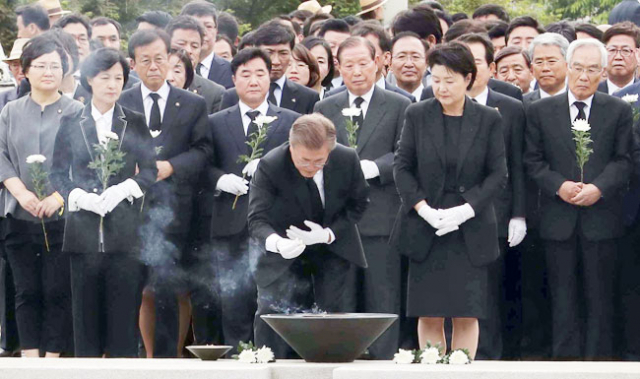 문재인 대통령이 23일 오후 경남 김해시 봉하마을 대통령 묘역에서 열린 노무현 전 대통령 8주기 추도식을 마친 뒤 분향하고 있다. 연합뉴스