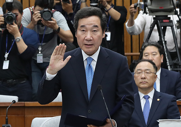 이낙연 국무총리 후보자가 24일 오전 국회에서 열린 인사청문회에서 선서를 하고 있다. 연합뉴스
