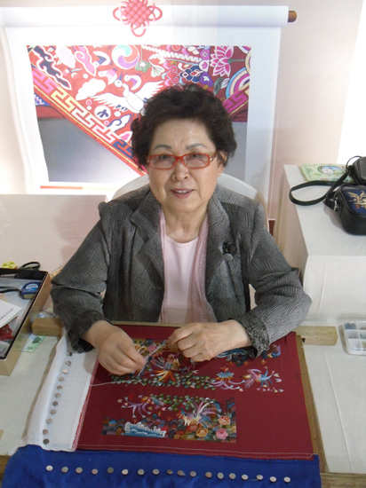 지난 2일 문경찻사발축제에 자수장 무형문화재 보유자로 참여한 김시인 씨가 자수 시범을 보이고 있다.