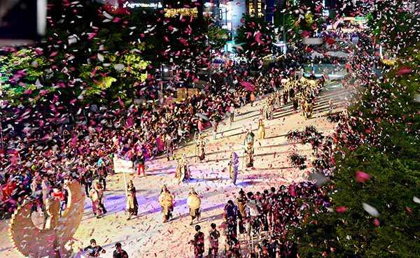 대구의 대표 축제로 손꼽히는 컬러풀 페스티벌이 27일과 28일 양일간 개최된다. 사진은 지난해 퍼레이드 참가팀들이 각자 재미난 복장으로 개성을 뽐내며 행진하는 모습. 매일신문 D/B