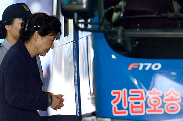 삼성 등 대기업에서 총 592억원의 뇌물을 받거나 요구·약속한 혐의 등으로 구속기소 된 박근혜 전 대통령이 탄핵 후에도 하루 5000만원에 달하는 특수활동비를 사용한 것으로 알려지면서 논란이 일고 있다. 사진은 25일 서초구 서울중앙지방법원에서 재판을 받은 후 구치소로 가는 호송차로 향하는 박 전 대통령의 모습. 연합뉴스
