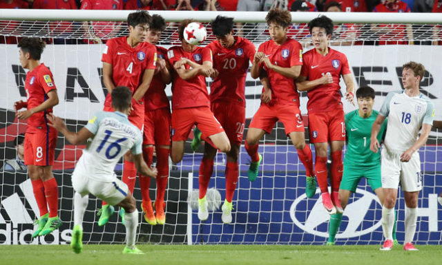 사진1=대한민국 선수들이 26일 경기 수원월드컵경기장에서 열린 2017 국제축구연맹(FIFA) 20세 이하(U-20) 월드컵 조별리그 A조 경기 도중 벽을 쌓은 뒤 잉글랜드 도미닉 칼버트-르윈의 프리킥 슛을 막아내고 있다. 연합뉴스
