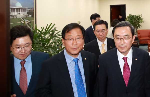 이낙연 국무총리 후보자 인사청문 특위 위원장과 여야 간사들이 26일 오후 국회 본청에서 청문보고서 채택 문제와 관련해 간사 협의를 마친 뒤 청문위원 회의실을 나서고 있다. 왼쪽부터 김용태 바른정당 국회의원, 여당 간사 윤후덕 더불어민주당 의원, 특위 위원장 정성호 민주당 의원, 야당 간사 경대수 자유한국당 의원. 연합뉴스