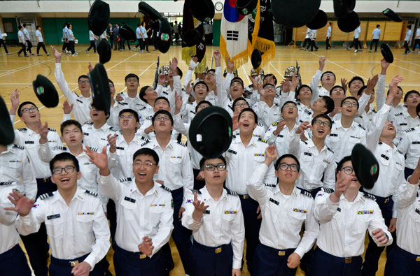 24일 대구 경원고등학교에서 열린 주니어 ROTC 창단식에서 단복을 입은 학생들이 모자를 던지며 파이팅을 외치고 있다. 계명대 ROTC와 50사단의 협조를 받아 리더십 함양을 목표로 다양한 활동을 펼칠 예정이다. 우태욱 기자 woo@msnet.co.kr