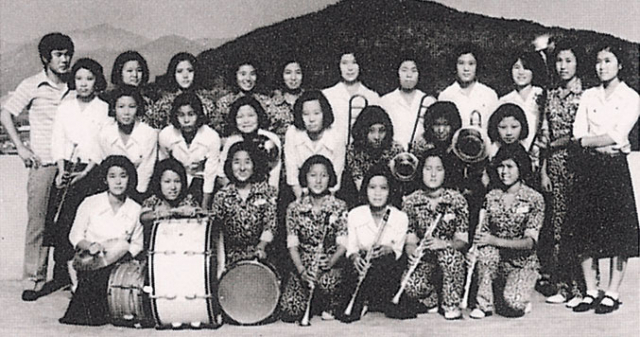 경희여상의 1975년 관악부 창단 당시 모습. 학교 악대부가 거의 없던 시절, 교복과 교련복을 입은 학생들의 모습이 이채롭다. 경상여고 제공