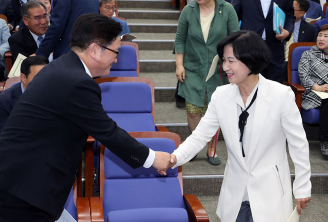 더불어민주당 추미애 대표와 우원식 원내대표가 28일 오후 국회에서 열린 국회의원 워크숍에서 인사하고 있다. 이날 참석자들은 이낙연 국무총리 후보자 인사청문회 돌파 방안, 당