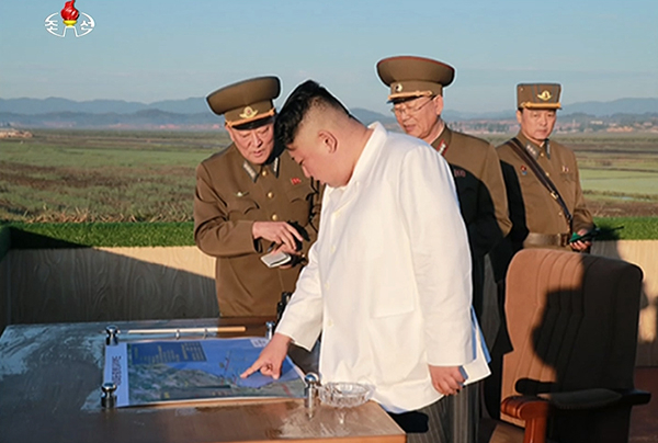 북한이 29일 새벽 스커드 계열로 추정되는 탄도미사일을 발사했다. 사진은 28일 북한 조선중앙 TV가 보도한 김정은 노동당 위원장이 국방과학원에서 개발한 신형 지대공 요격유도무기체계 시험사격을 참관하는 모습. 연합뉴스