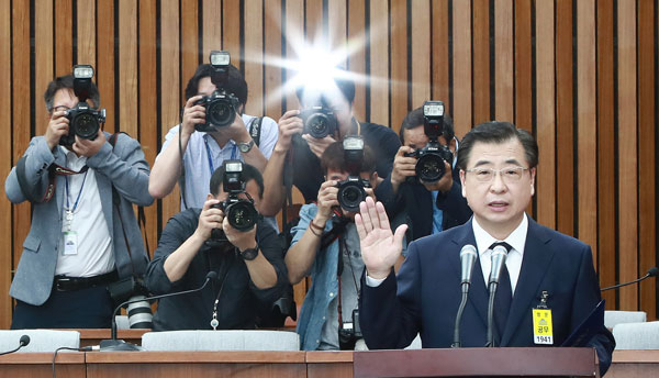 서훈 국가정보원장 후보자가 29일 오전 국회 본청에서 열린 인사청문회에서 선서하고 있다. 연합뉴스