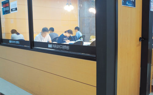 29일 서울 동작구 노량진동의 한 공무원학원에서 공시생들이 청취할 강의를 두고 상담을 벌이고 있다. 유광준 기자