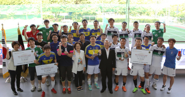 계명문화대 총장배 교사 친선 풋살경기대회에서 우승, 준우승, 3위 팀과 박명호 총장이 파이팅을 외치고 있다.