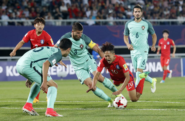 30일 오후 충남 천안종합운동장에서 열린 2017 국제축구연맹(FIFA) 20세 이하(U-20) 월드컵 16강전 대한민국과 포르투갈의 경기. 한국 이승우가 포르투갈 후벤 디아스의 반칙에 넘어지고 있다. 2017.5.30/연합뉴스