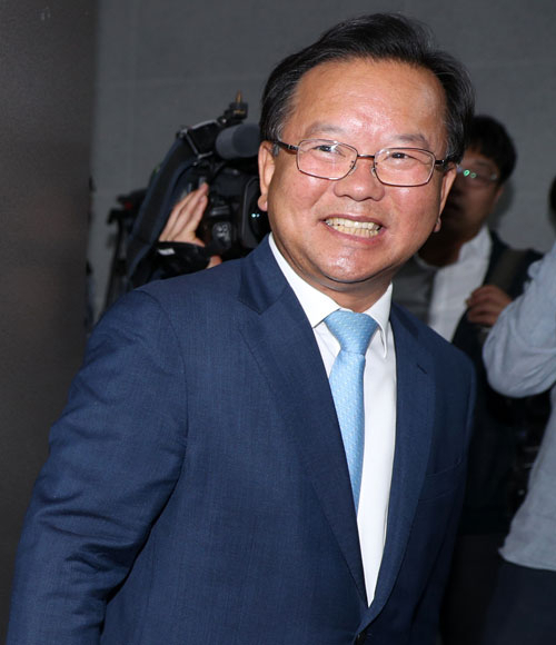 행자부 장관에 지명된 더불어민주당 김부겸 의원이 30일 오전 국회 의원회관에서 소감을 밝힌 뒤 환하게 웃고 있다. 2017.5.30/연합뉴스