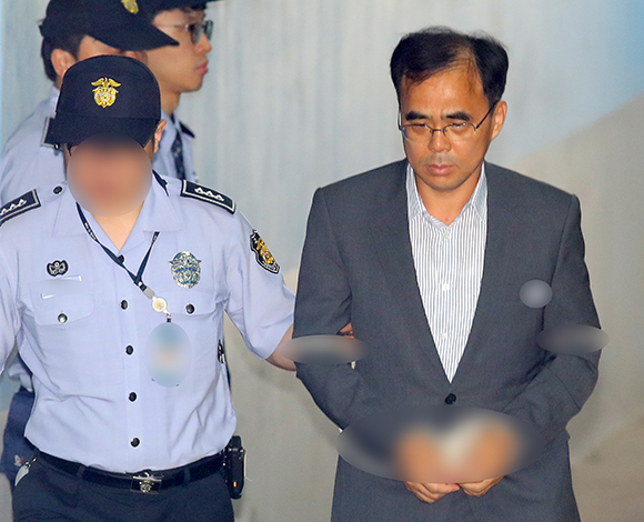 김종 전 문화체육관광부 제2차관이 31일 오후 서울 서초동 서울중앙지법에 도착해 법정으로 향하고 있다. 연합뉴스