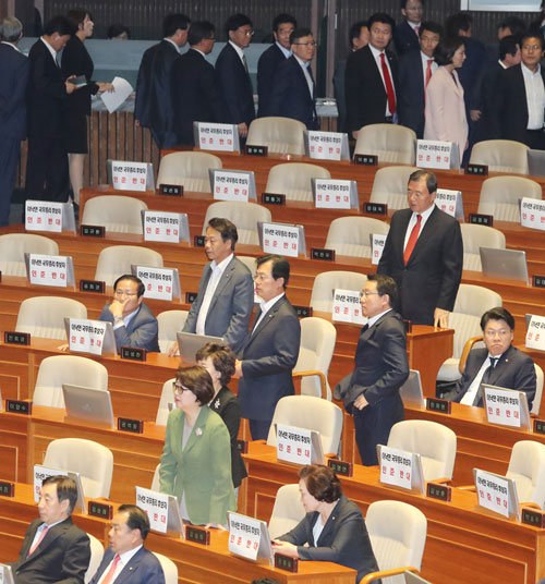 자유한국당 의원들이 31일 오후 국회 본회의에서 이낙연 국무총리 후보자의 임명동의안 표결에 앞서 퇴장하고 있다. 연합뉴스