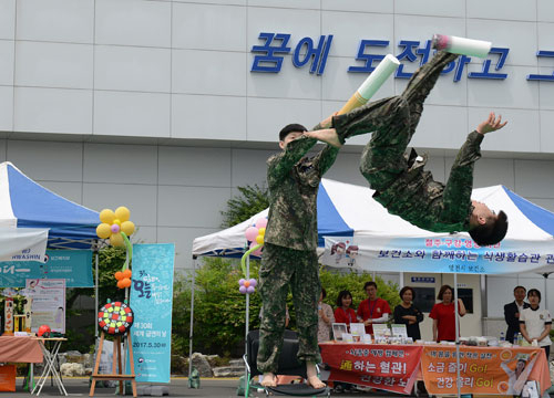 30일 영천시 언하동 (주)화신 본사에서 열린 건강페스티벌에서 육군3사관학교 생도들이 금연 퍼포먼스를 선보이고 있다. 영천시 제공