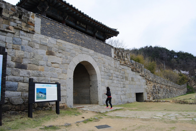 한국전쟁 때 전투가 벌어졌던 가산산성의 모습.