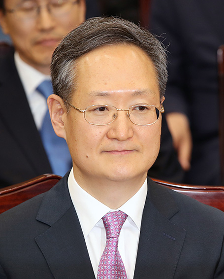 검찰총장 직무대행을 맡고 있는 봉욱(51·사법연수원 19기) 대검찰청 차장검사가 전국 검찰에 특수활동비 사용을 엄격하게 관리하라고 지시했다. 연합뉴스