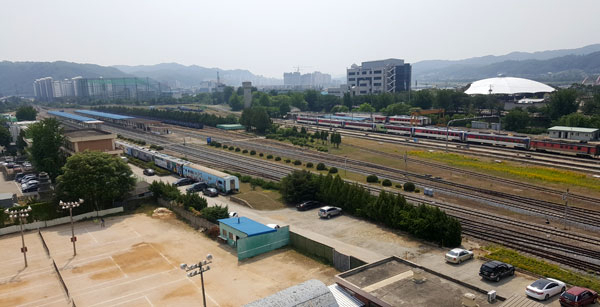 안동시는 오는 2020년 준공예정인 중앙선 복선전철화 사업에 따라 안동역사 부지 17만4천500㎡와 폐선 철로 28.6㎞에 대한 활용방안 마련에 나섰다. 전문가들은 안동 원도심 활성화를 목표로 한 도시재생의 성공 여부가 중앙선 철로 폐선과 안동역사 부지 활용 방안에 달렸다고 지적한다. 엄재진 기자