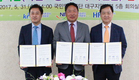 김태원(왼쪽) 한국농어촌공사 경북지역본부장, 김용기(가운데) 국민연금공단 대구지역본부장, 이원백 한국주택금융공사 동남권본부장이 지난달 31일 노후연금서비스 확대로 안정된 노후생활 지원을 위한 업무협약을 체결했다. 국민연금 대구본부 제공
